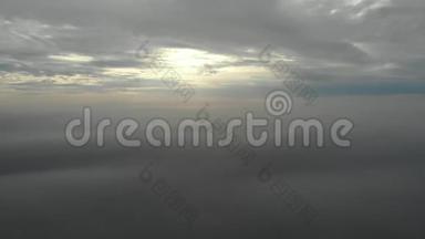 在云层上空飞行。 凌晨无人机拍摄的视频。 城市上空的烟雾。 潜入云端。 实时录像