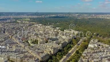 法国巴黎-2019年5月：无人驾驶飞机俯瞰巴黎市中心。 城市的历史部分有风景。