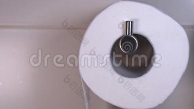 瓷砖浴室里一卷白色卫生纸的宏观视野