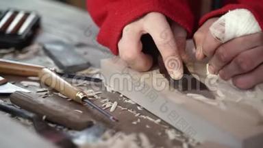 工匠雕刻了一个做姜饼的木模。这把刀在木板上造成了一个鱼形。木匠忙