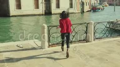 美丽的亚洲旅游妇女<strong>跑到</strong>威尼斯运河。 复古颜色校正。 旅游、生活概念。
