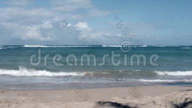 海浪翻滚在海滩上