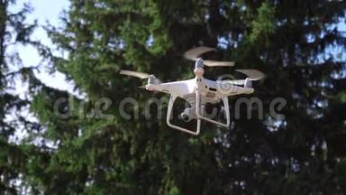 带摄像机的四方直升机在森林背景上飞行。 特写镜头视频.. 飞机技术
