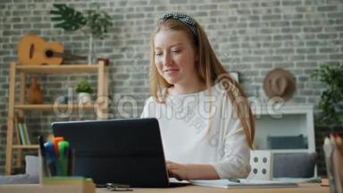 快乐的少女在家里使用<strong>笔记</strong>本电脑，微笑然后在<strong>笔记</strong>本上做<strong>笔记</strong>