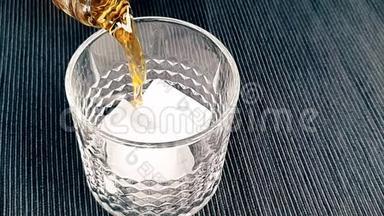 酒吧老板把威士忌倒在杯子里，桌上放冰块，把重点放在冰块上，威士忌在温暖的气氛中放松时间