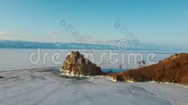 西伯利亚奥克洪岛冬季贝加尔湖的美丽自然。 巨大的<strong>冰湖</strong>，岩石，山脉