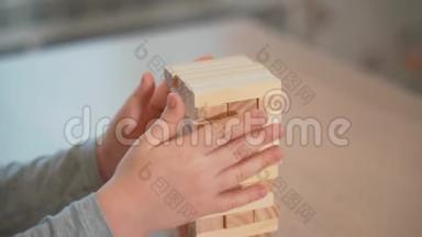 棋盘游戏。 快乐的小女孩拉木块。