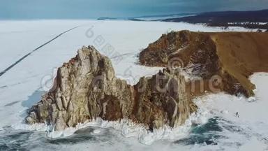 在西伯利亚的奥克洪岛上的冬季贝加尔湖上的岩石。 美丽的自然：山，冰湖，天空..