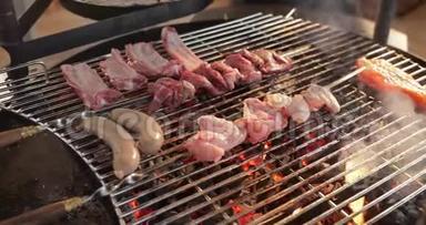 在格子上有一个烤架，腌肉，排骨，香肠，<strong>木桩</strong>，赤焰，红煤，烟，木柴，手