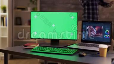 带绿色屏幕的电脑监视器