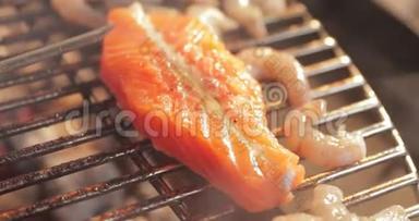 格子上有烤鱼、<strong>木桩</strong>、赤焰、红煤、烟、柴、厨子手准备煤