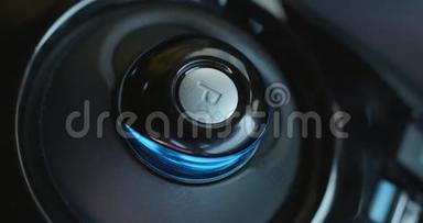 手指按下按钮驱动或反转。 女人的手在车里按下反向齿轮按钮。