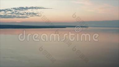 日落时拍摄森林湖全景。 美丽的黎明在俄罗斯的湖面上绽放
