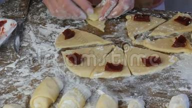 新鲜面团上的红樱桃果酱，自制糕点，一个女面包师做面团面包