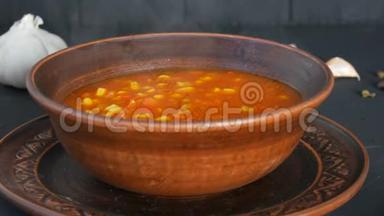 热煮红番茄汤，用<strong>玉米蒸</strong>制成棕色粘土板，呈乡村风格