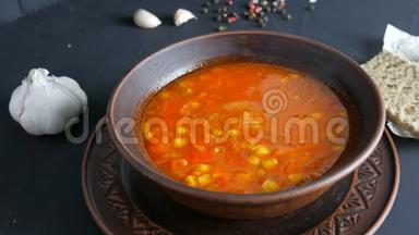 热煮红番茄汤，用<strong>玉米蒸</strong>制成棕色粘土板，呈乡村风格