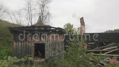 火<strong>灾后</strong>用砖砌成的烟囱的旧木屋的遗迹。