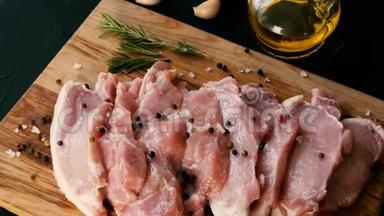 新鲜的猪肉培根肉片在木制厨房板上，以乡村风格。 大蒜，迷迭香枝，<strong>粗盐</strong>