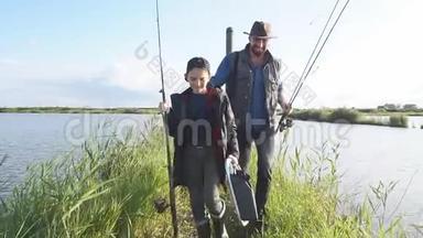 成年父亲和十几岁的儿子一起<strong>去钓鱼</strong>。
