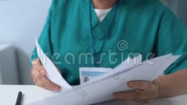 高级女医生签署医学文件，药理学研究