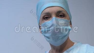 精疲力竭的女医生在复杂手术治疗后看病人，POV