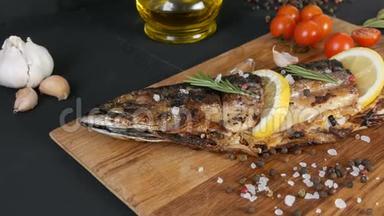 美味的新鲜鱼，烟熏鲭鱼放在樱桃番茄旁边的木砧板上，大蒜，粗盐和