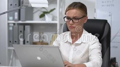 女商人紧张地摘下眼镜，关闭手提电脑，工作问题