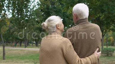 白发苍苍的男人和女人温柔地看着对方，背影