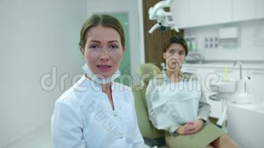 牙医在<strong>柜子</strong>里慢动作的摄像头上讲话