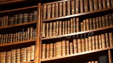 美丽的老式旧书架和无名的书。 奥地利国家图书馆内部有若干旧图书馆