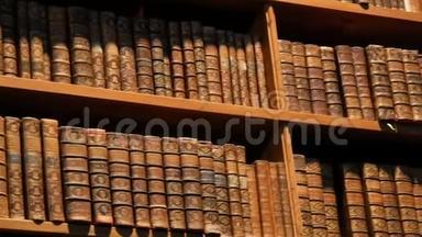 美丽的老式旧书架和无名的书。 奥地利国家图书馆内部有若干旧图书馆
