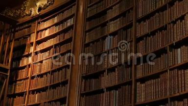 美丽的老式旧书架和无名的书。 奥地利国家图书<strong>馆内</strong>部有若干旧图书馆