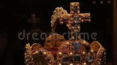 真正古老的古董皇家皇冠，用于官方加冕，装饰着<strong>黄金</strong>，<strong>钻石</strong>，红宝石，蓝宝石和