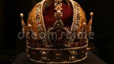 真正古老的古董皇家皇冠，用于官方加冕，装饰着黄金，钻石，红宝石，蓝宝石和