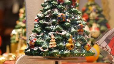 美丽的装饰圣诞树上模糊的彩色背景。 带球礼品盒的圣诞树明星