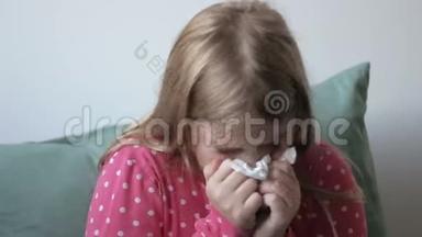 病态的白种人女孩用餐巾吹鼻子。 患有鼻炎和咳嗽的可爱孩子
