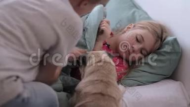 母亲照顾生病的孩子躺在床上，用温度计测<strong>量体温</strong>，发烧的女孩躺在床上