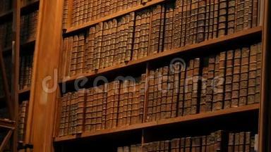 在一个古代图书馆的书架上有非常古老的古书。一大批旧书