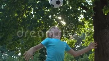 男孩子在院子里打球，用头踢，儿童体育俱乐部，活动