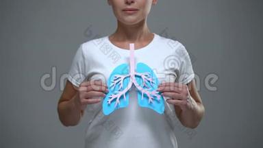 女士持纸肺征，预防癌症和<strong>结核</strong>病，医疗保健