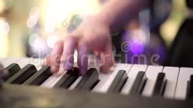 音乐家在音乐会上演奏合成器. 女孩的手指按下合成器的键。
