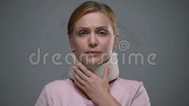泪流满面的女人抚摸脖子上的颈圈，颈椎外伤