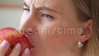 牙齿问题。 牙痛的年轻女人咬苹果