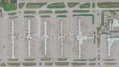 亚特兰大机场与飞机、候机楼和跑道的鸟瞰图