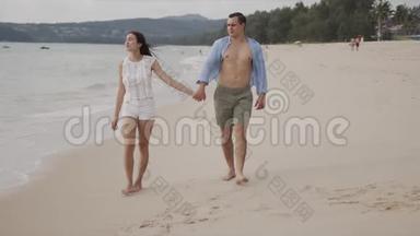 男女情人在欣赏风景的同时，也在海边游玩