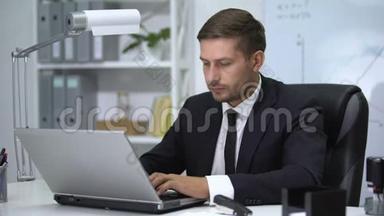 在笔记本电脑上工作的商人，感到发烧和紧张