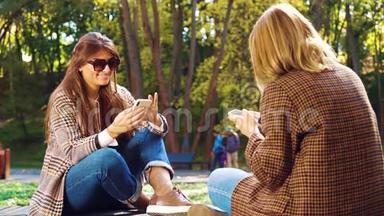 在阳光明媚的公园里，无感情的女孩<strong>沉迷</strong>于智能手机
