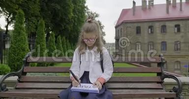穿着校服戴眼镜的小女生写单词开始