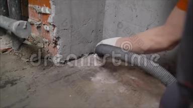 施工清理服务套筒地脚螺栓.. 用吸尘器除尘。 工人用吸尘器清理混凝土地板