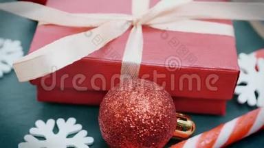 圣诞节背景：FIR树枝，圣诞糖果，花环。 运动<strong>回合</strong>